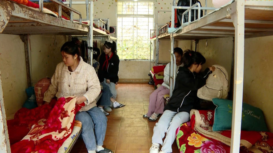 Khu vực phòng ở bán trú của các em được bố trí đầy đủ các trang thiết bị cơ bản. xuan-nha-2.jpg