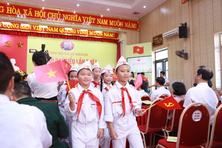 Các em MM886 slot game, bắn cá, lô đề, đá gà tham gia chào mừng thành công của 2MM88.com trò chơi casino và slot Đảng bộ xã An Khánh nhiệm kỳ 2025-2030. 3.jpg