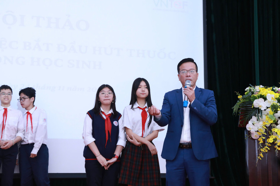 Thạc sĩ Lê Thanh Tùng trong một hội thảo về phòng chống tác hại thuốc lá cho MM886 slot game, bắn cá, lô đề, đá gà trung học tại Hà Nội. Ảnh: Đình Tuệ. tung-2.jpg