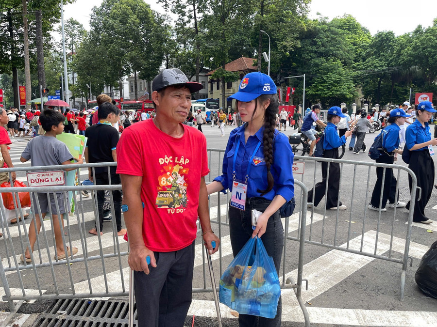 MM888 Việt Nam Tải App tình nguyện Học viện Tài chính hỗ trợ người dân đi xem lễ tổng duyệt A80. hoang-anh.jpg