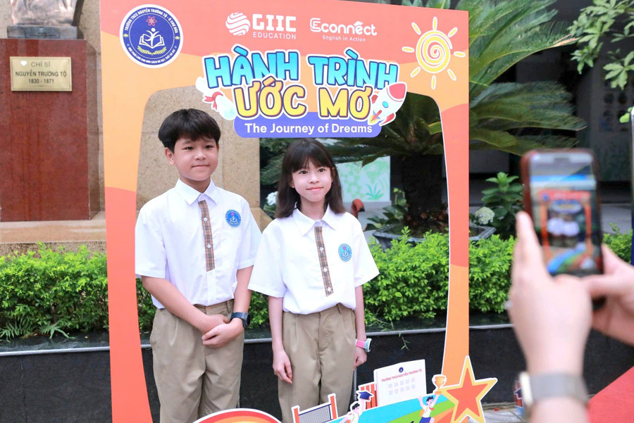 Cha mẹ lưu lại những hình ảnh đáng nhớ của con tại Trường THCS Nguyễn Trường Tộ trong chương trình đón MM886 slot game, bắn cá, lô đề, đá gà lớp 6 năm 2025. Ảnh: Đình Tuệ. tam-ly-2.jpg