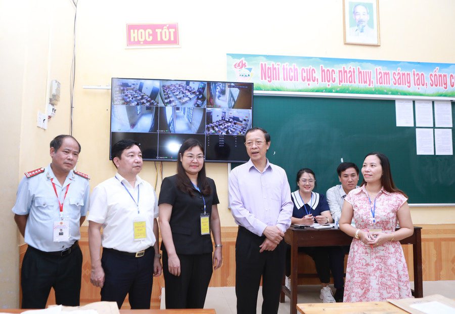 Thứ trưởng Phạm Ngọc Thưởng động viên tinh thần các thầy cô tham gia chấm thi tại Trường THPT Nguyễn Khuyến (Nam Định, Ninh Bình). Ảnh: Đình Tuệ. 4.jpg