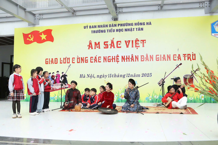 Trẻ đặt những câu hỏi dành cho các vị khách mời. ca-tru-4.jpg