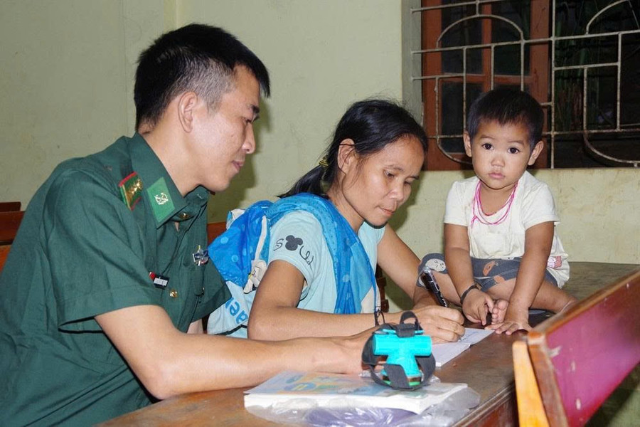 Đại úy Nguyễn Kim Trọng và học viên lớp xóa mù chữ ở bản Phồng, xã Tam Thái (Nghệ An). Ảnh: NVCC.