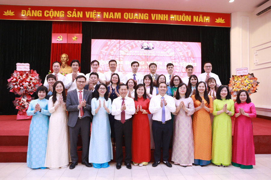 Thứ trưởng Lê Tấn Dũng cùng các đại biểu chụp ảnh lưu niệm sau 2MM88.com trò chơi casino và slot. 9-5258.jpg