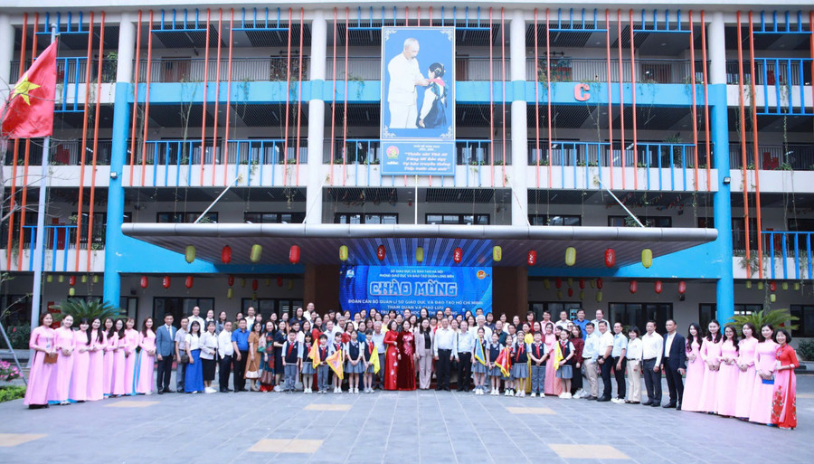 Các đại biểu chụp ảnh tại sân Trường Tiểu học Đô thị Sài Đồng. sai-dong-2.jpg