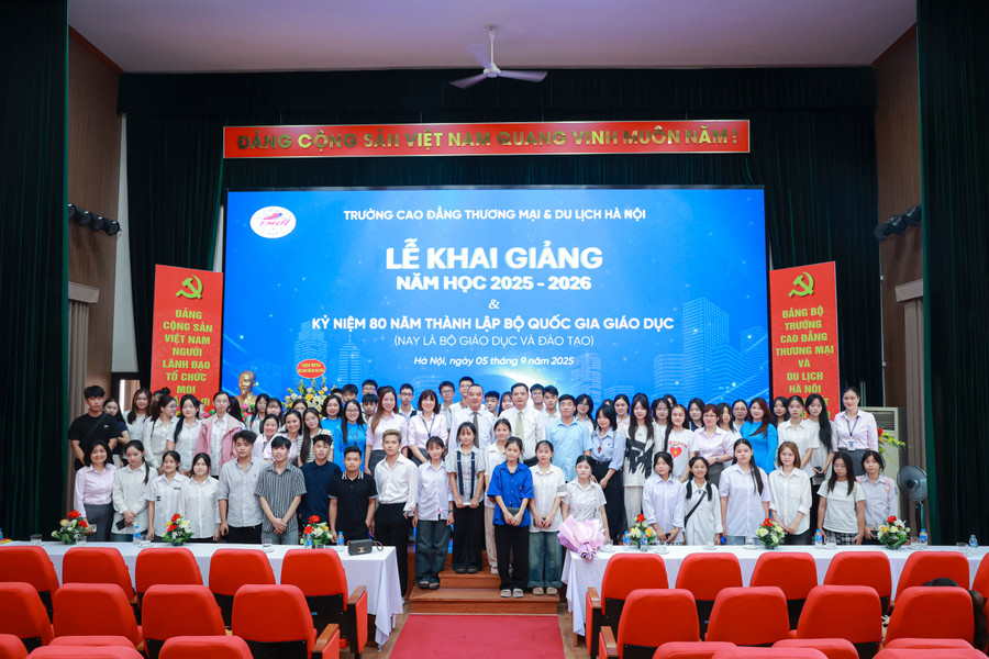 Lãnh đạo MM88b nhà cái chụp ảnh cùng các em MM888 Việt Nam Tải App. hcct-59-54.jpg