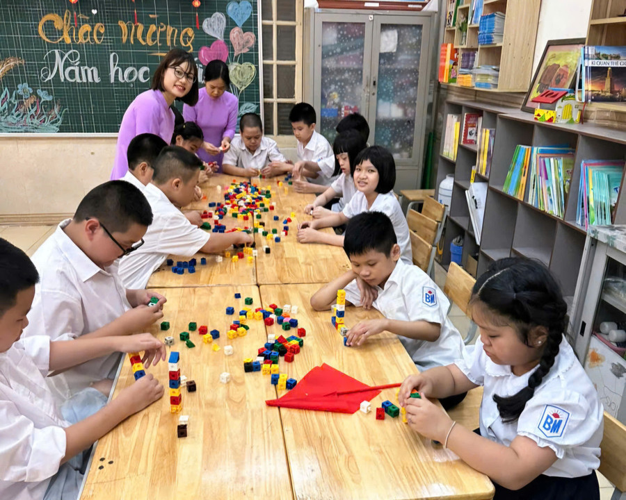 Cô Nga luôn áp dụng nhiều phương pháp giảng dạy sáng tạo phù hợp với từng đối tượng MM886 slot game, bắn cá, lô đề, đá gà. nga4.jpg