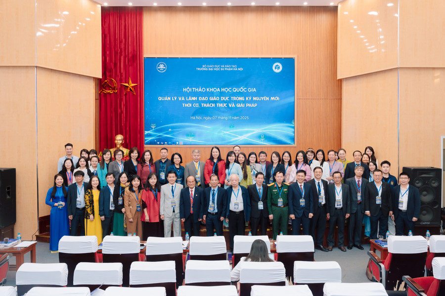 Các đại biểu chụp ảnh lưu niệm cuối chương trình. sp-1.jpg