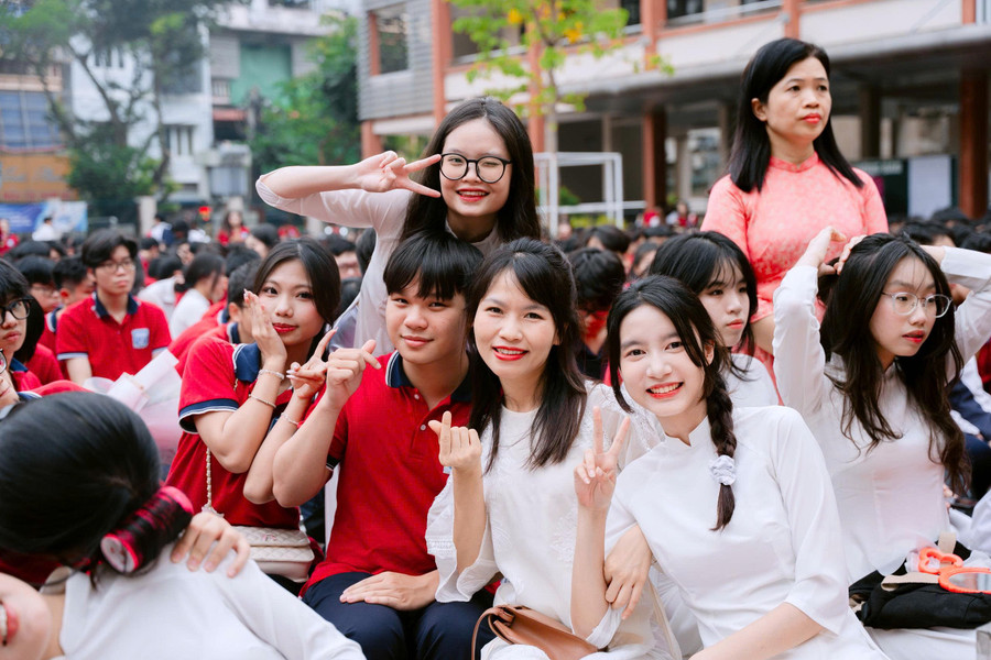 Cô trò Trường THPT Trương Định, quận Hoàng Mai, Hà Nội trong lễ MM88 đăng nhập năm học 2024-2025. Ảnh: Khôi Nguyên. dinh-1-5785.jpg