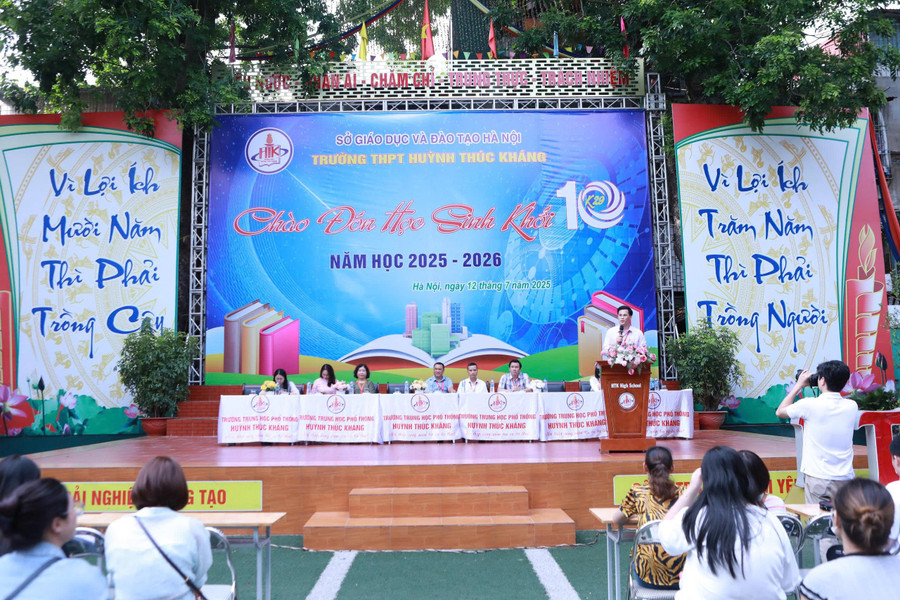 Hội đồng tư vấn của Trường Huỳnh Thúc Kháng trao đổi, giải đáp thắc mắc của phụ huynh, MM886 slot game, bắn cá, lô đề, đá gà. Ảnh: Đình Tuệ. 4.jpg