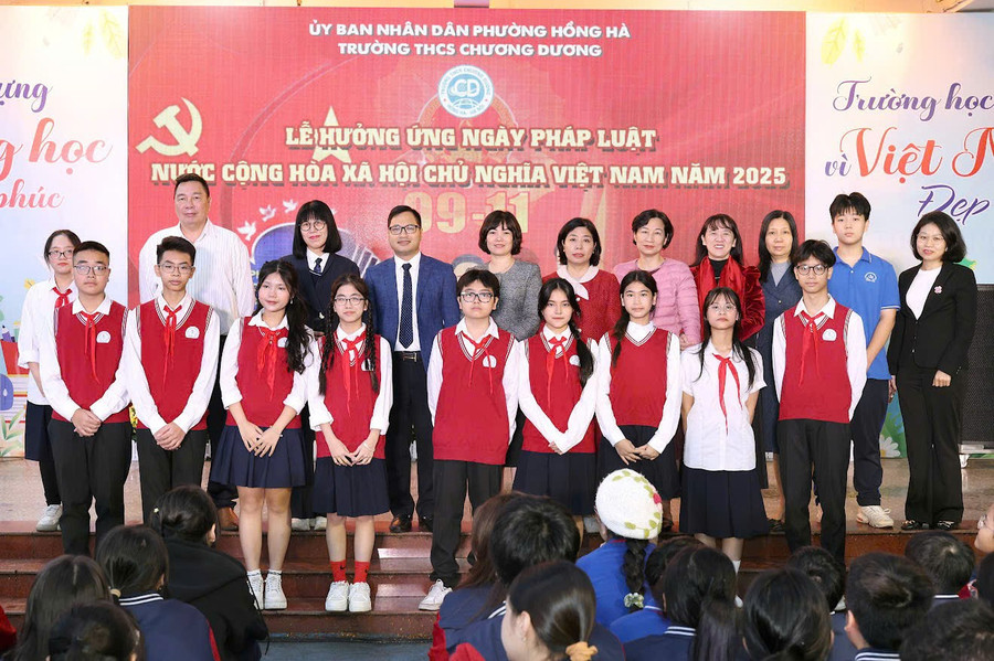 Nhà giáo Phạm Thị Kim Huệ (bìa phải) trong hoạt động hưởng ứng Ngày Pháp luật Việt Nam tại trường. duong-5.jpg