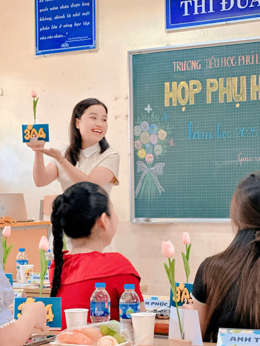 Cô giáo giới thiệu về chiếc bảng tên của lớp 3A4. hop-1.jpg