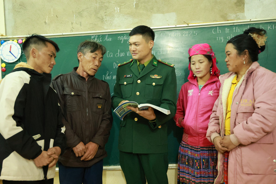 Thiếu tá Vì Văn Liêm và các học viên lớp xóa mù chữ bản Nong Phụ. chu-3.jpg