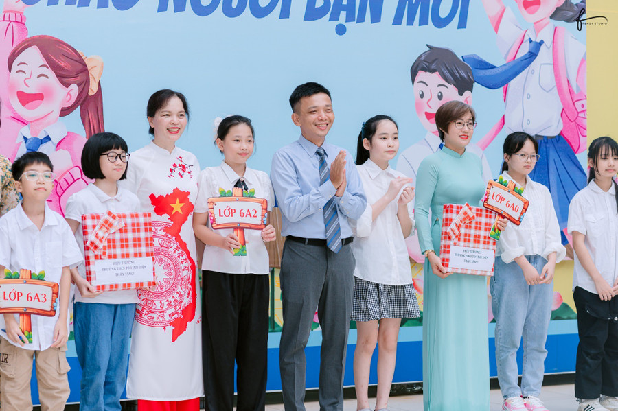 Thầy trò Trường THCS Tô Vĩnh Diện (Ô Chợ Dừa, Hà Nội) hân hoan chuẩn bị đón năm học mới 2025-2026.