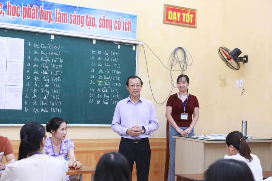 Thứ trưởng Phạm Ngọc Thưởng kiểm tra công tác chấm thi tự luận môn Ngữ văn. Ảnh: Đình Tuệ. 14.jpg