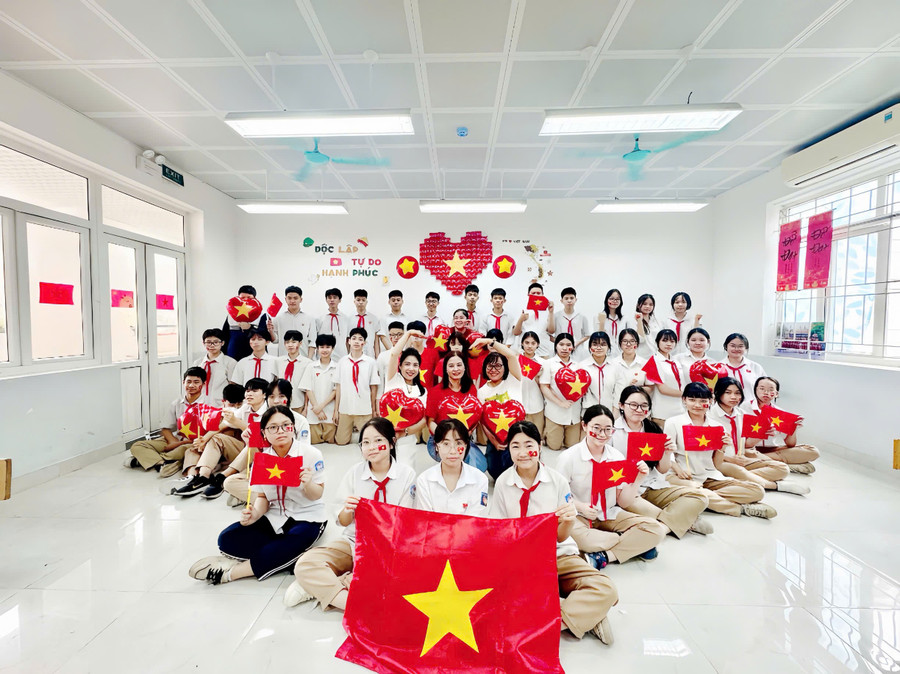 Cô trò Trường THCS Giáp Bát chào đón 50 năm Ngày thống nhất non sông. giap-2.jpg