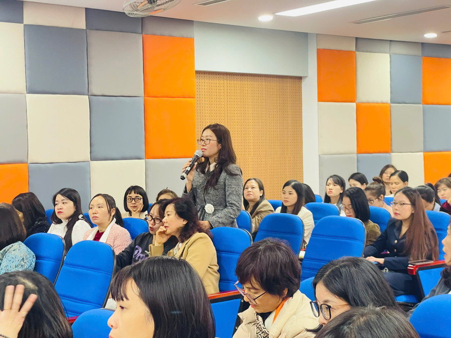 Sau tiết dạy chuyên đề, các thầy cô là CBQL, Trung Tâm Đăng Nhập MM88 Chính Thức Mới cốt cán của thành phố cùng nhau thảo luận, trao đổi kinh nghiệm. dong-9.jpg