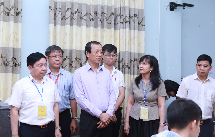Đoàn công tác của Bộ GD&ĐT kiểm tra tại khu vực chấm thi trắc nghiệm. Ảnh: Đình Tuệ. 3.jpg