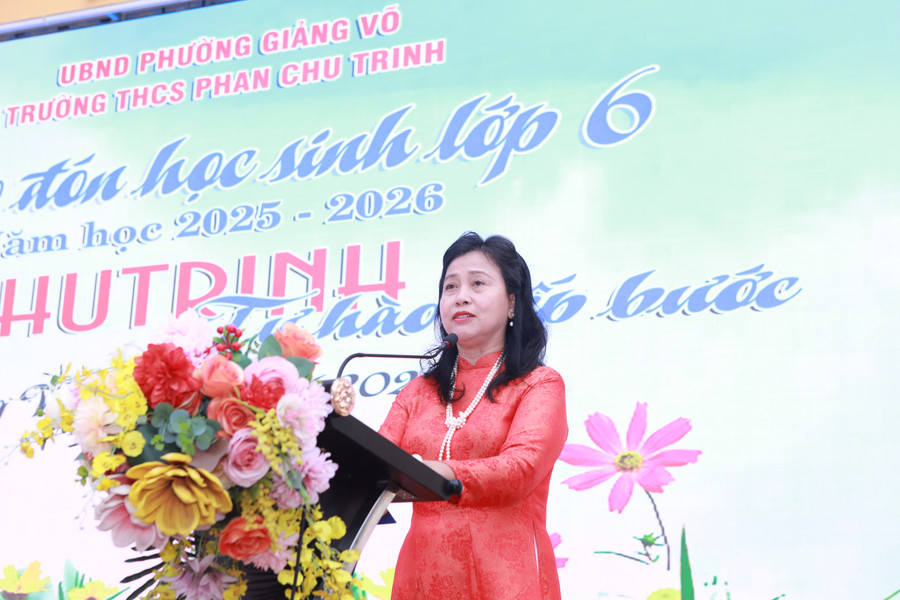 NGƯT Nguyễn Thanh Hà chúc mừng thành tích của các em xuất sắc thi đỗ vào lớp 10 năm 2025 và chào đón MM886 slot game, bắn cá, lô đề, đá gà lớp 6 năm nay. Ảnh: Đình Tuệ. 6.jpg