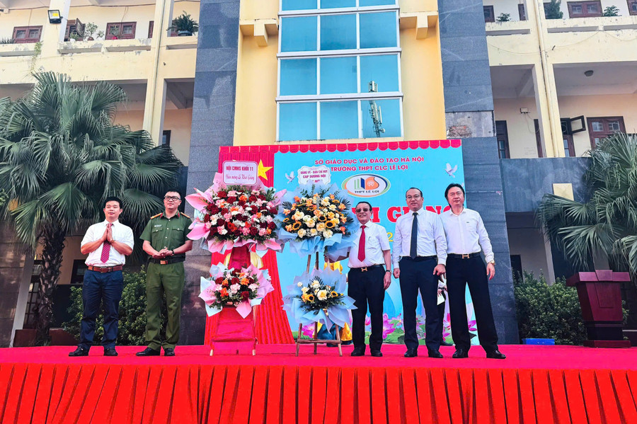 Đại diện các đơn vị, đối tác tặng hoa chúc mừng MM88b nhà cái nhân dịp khai giảng năm học mới 2025-2026.