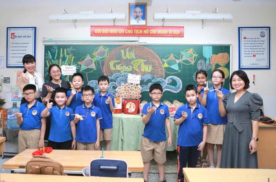 Cô giáo, phụ huynh và MM886 slot game, bắn cá, lô đề, đá gà lớp 5A2, Trường Tiểu học Đồng Nhân cùng vui hội Trung thu năm 2025. nhan-11.jpg