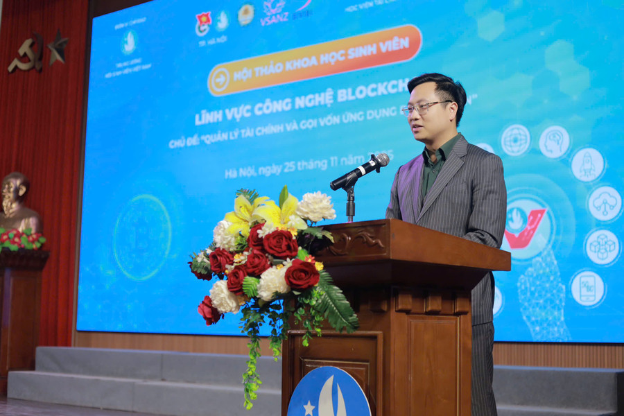 Anh Trần Quang Hưng trao đổi các thông tin tại hội thảo. sv3.jpg