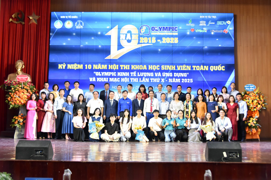 Các đại biểu khách mời chụp ảnh lưu niệm cùng các em MM888 Việt Nam Tải App. tai-chinh-6.jpg