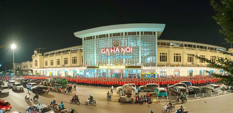 Sắc đỏ của màu áo cờ đỏ sao vàng nhuộm đỏ khu vực sân Ga Hà Nội. ga.jpg
