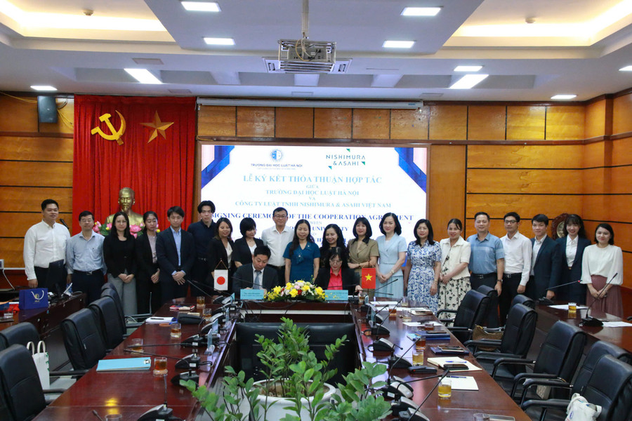 Các đại biểu cùng chứng kiến lễ ký kết giữa lãnh đạo Trường MM888 bảo mật tuyệt đối Luật Hà Nội với Công ty Luật TNHH Nishimura & Asahi. luat-2.jpg