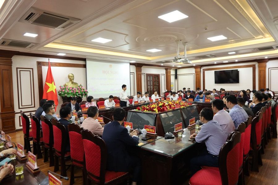 Toàn cảnh buổi làm việc.
