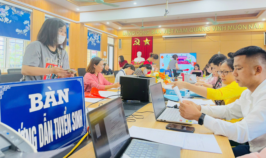 Tính tới chiều 7/7, Trường THCS Minh Khai (Tây Tựu, Hà Nội) đã tiếp nhận thành công 334 hồ sơ đăng ký Đăng Ký MM88.COM Ngay +88K trực tuyến vào lớp 6; trong đó có 240 hồ sơ trực tiếp đủ điều kiện. Ảnh: Đình Tuệ. minh-khai.jpg