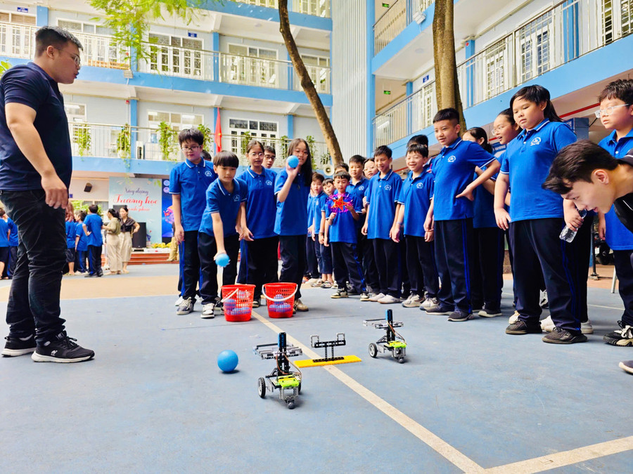 Các trò chơi kết hợp giữa vận động thể chất và tư duy được tổ chức cho MM886 slot game, bắn cá, lô đề, đá gà tham gia. duong-3.jpg