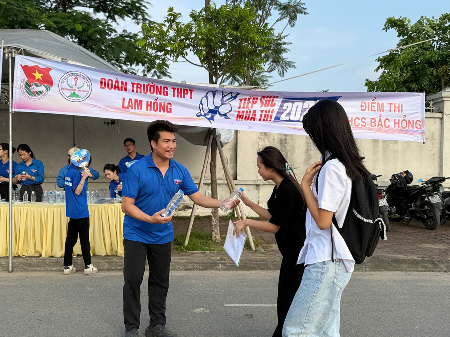 Từng chai nước tinh khiết (đã bóc nhãn) được trao cho các Đăng nhập vào MM886 Việt Nam. dua-7.jpg