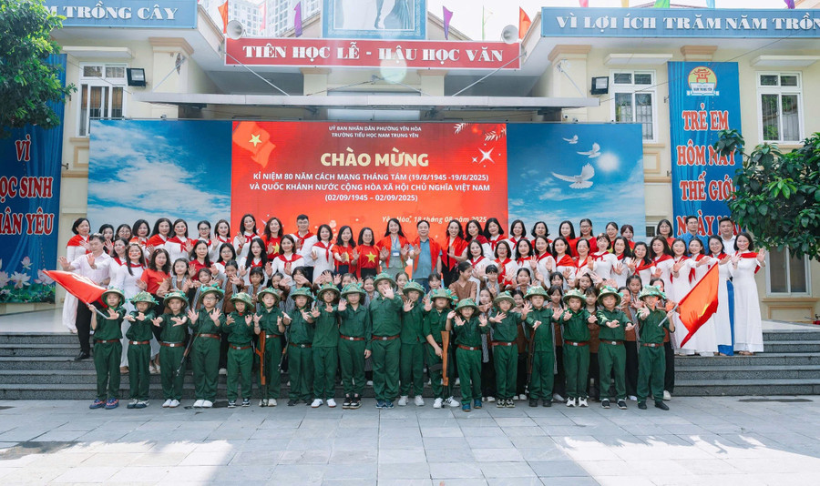 Thầy trò MM88b nhà cái và các đại biểu chụp ảnh lưu niệm cuối chương trình. yen-8.jpg