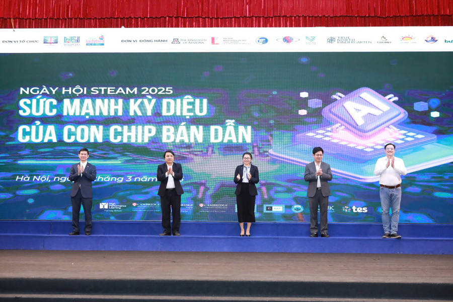 Đại diện các đại biểu khách mời bấm nút khai mạc Ngày hội STEAM 2025 Trường Nguyễn Siêu. sieu-2.jpg