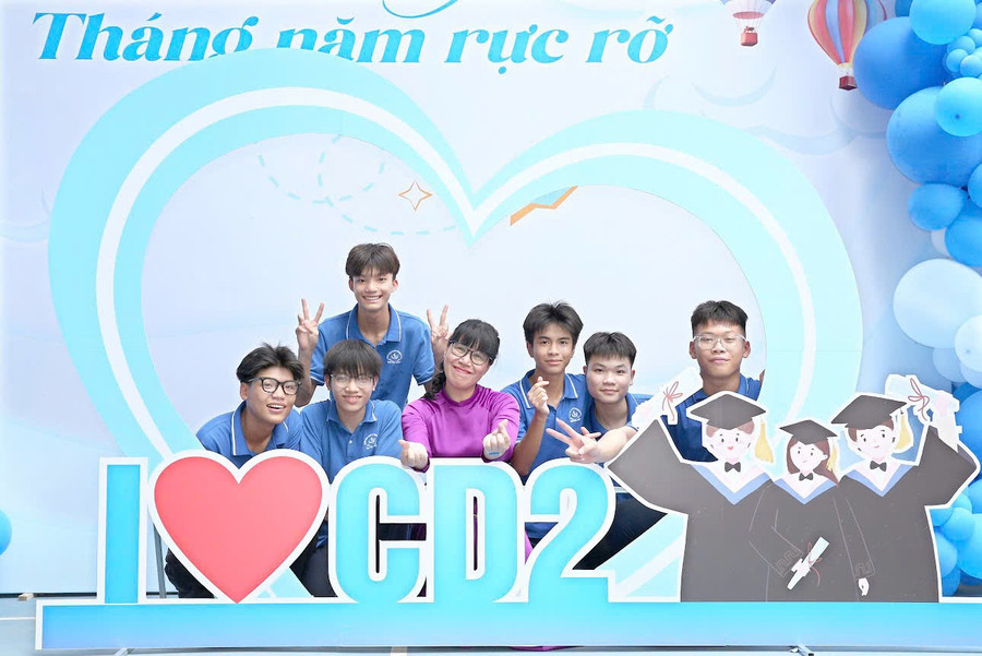 Cô Hiệu trưởng Nguyễn Thị Vân Hồng và học trò Trường THCS Chương Dương, Hà Nội. chuong-duong.jpg