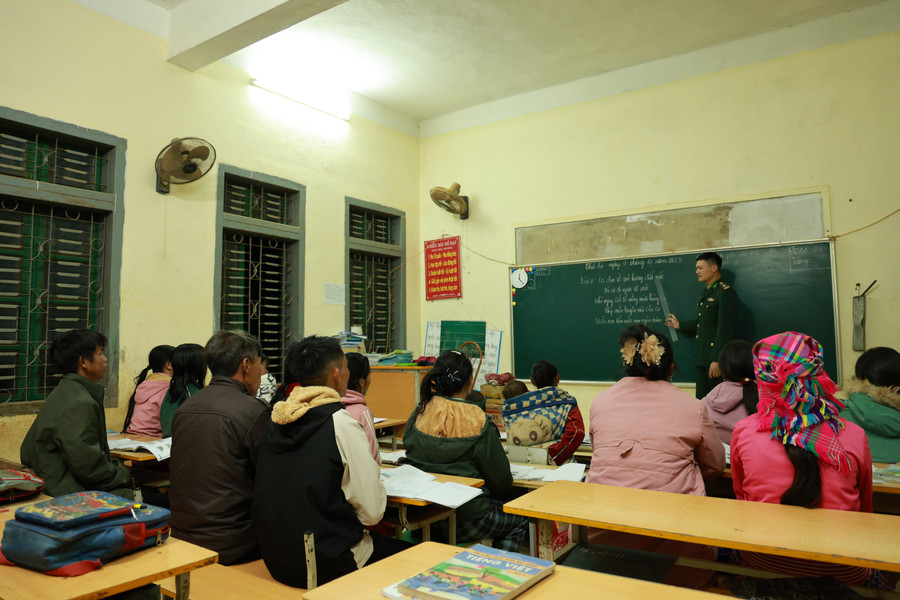 Tiếng học đánh vần vang lên mỗi tối tại lớp học xóa mù chữ bản Nong Phụ. chu-2.jpg