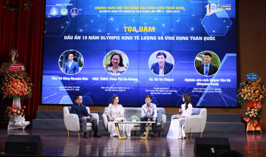 Các đại biểu chia sẻ tại tọa đàm 2-7987.jpg