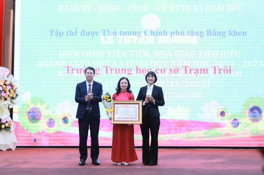 Lãnh đạo Trường THCS Trạm Trôi đón nhận Bằng khen của Thủ tướng Chính phủ. hd-3-6592.jpg