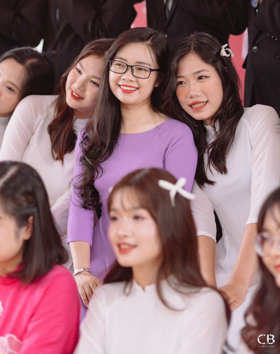 Cô Trinh và học trò chụp ảnh cùng nhau. trinh-2.jpg