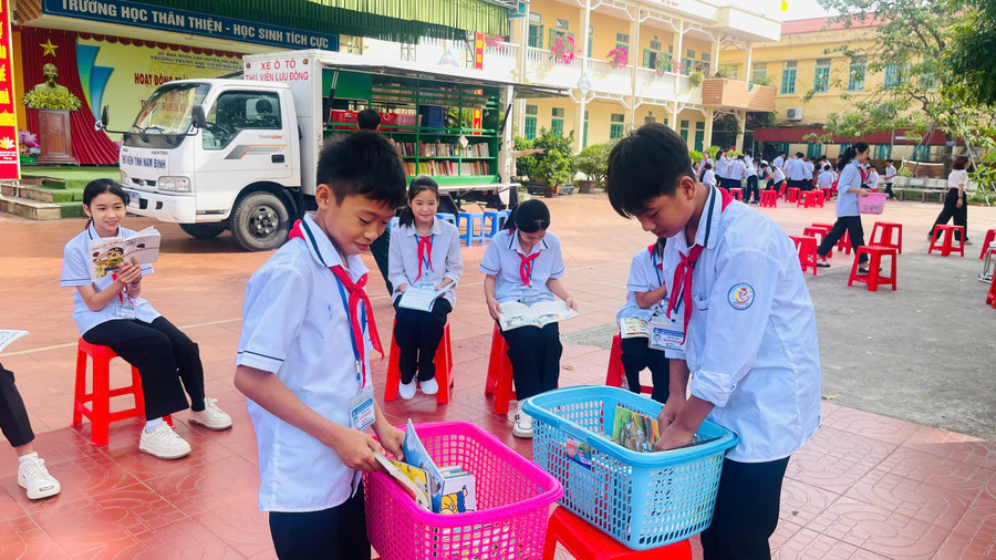 MM886 slot game, bắn cá, lô đề, đá gà Trường THCS Hải Xuân cùng đọc sách tại sân trường. Ảnh: Hải Sơn. hai-xuan-3.jpg
