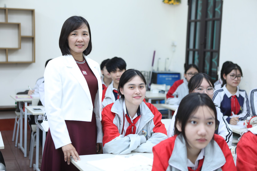 Cô trò lớp 9 Trường THCS Trần Đăng Ninh, TP Nam Định trong giờ học môn Toán. Ảnh: Đình Tuệ. 4-9109.jpg