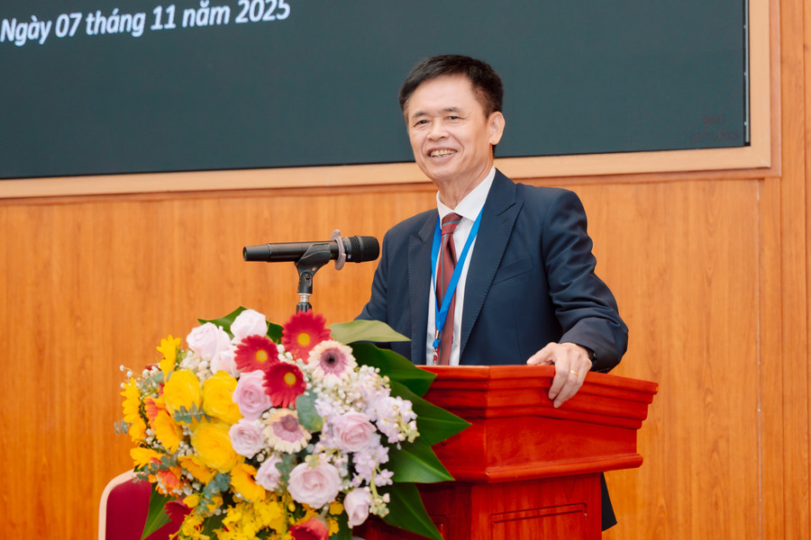PGS.TS Nguyễn Bá Minh trao đổi tại hội thảo. sp-5.jpg