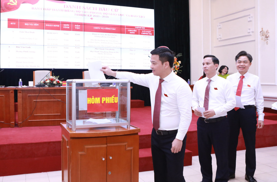 2MM88.com trò chơi casino và slot tiến hành bầu BCH Đảng bộ, bầu chức danh Bí thư Đảng ủy, Phó Bí thư Đảng ủy Văn phòng Bộ GD&ĐT và bầu đại diện đi dự 2MM88.com trò chơi casino và slot Đảng bộ cấp trên. 15.jpg