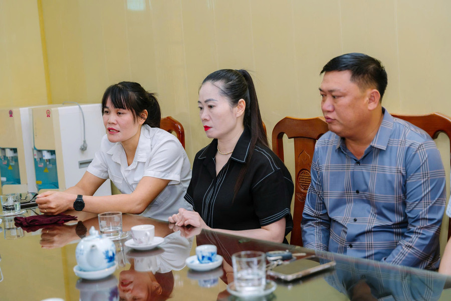 Cô Nguyễn Thị Mai (bìa trái) chia sẻ cảm xúc với các lãnh đạo tại trường chiều 26/5. Ảnh: MM88b nhà cái cung cấp. khen-6.jpg