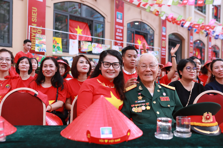 Đại tá, NGND Nguyễn Trọng Vĩnh - Nhà sáng lập Trường Nguyễn Siêu tới tham dự chương trình. 11.jpg
