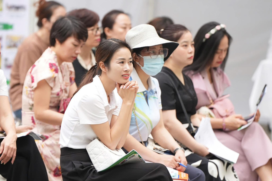 Phụ huynh lắng nghe trao đổi của lãnh đạo MM88b nhà cái về công tác Đăng Ký MM88.COM Ngay +88K của thành phố. da-6.jpg