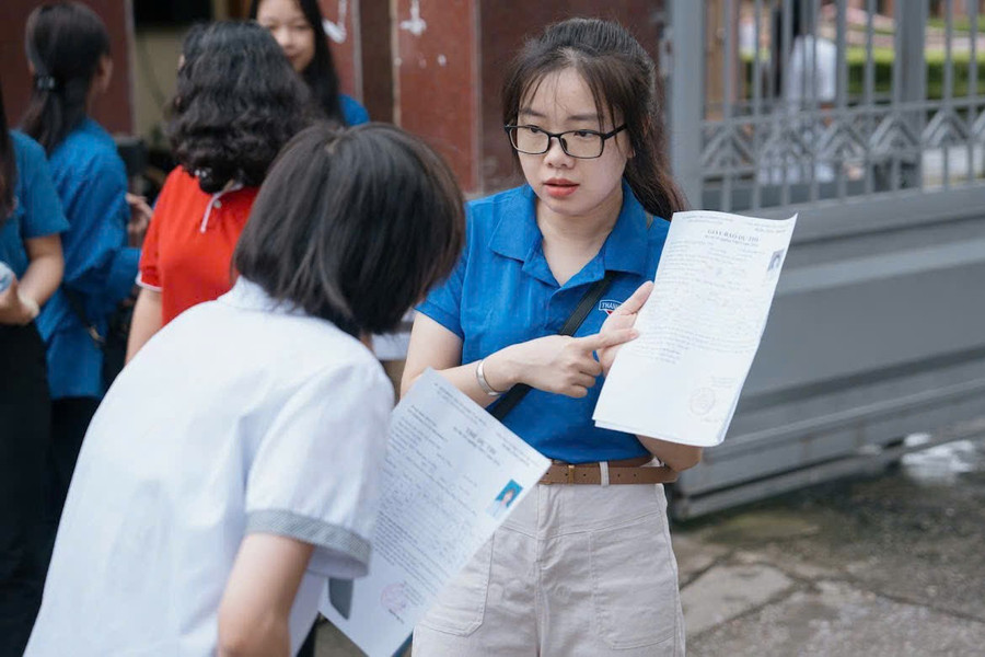Cô Trinh tận tình hướng dẫn học trò khi tới trường dự thi. trunh3.jpg