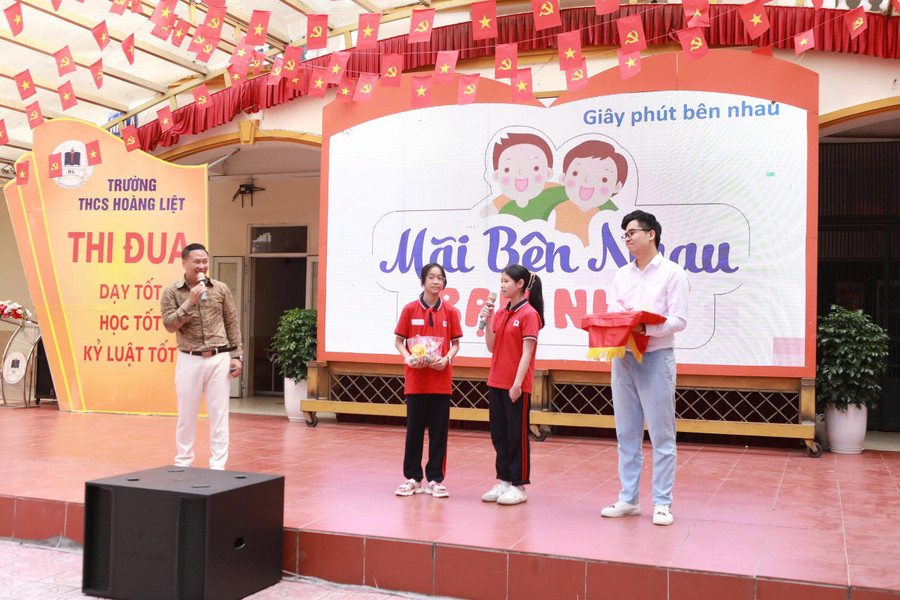 Các em Nguyễn Thị Minh Anh (6A8) và Trịnh Khánh Chi (9A6) đại diện cho MM886 slot game, bắn cá, lô đề, đá gà toàn trường bày tỏ sự cảm ơn tới những chia sẻ thiết thực, ý nghĩa từ các diễn giả tại chương trình. 6.jpg